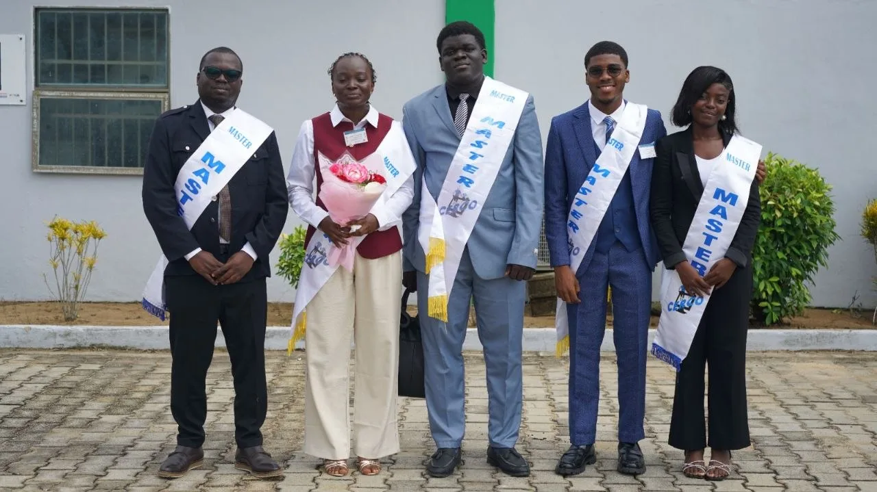 Les majors de promotion de l'Institut CERCO portant leur écharpe MASTER