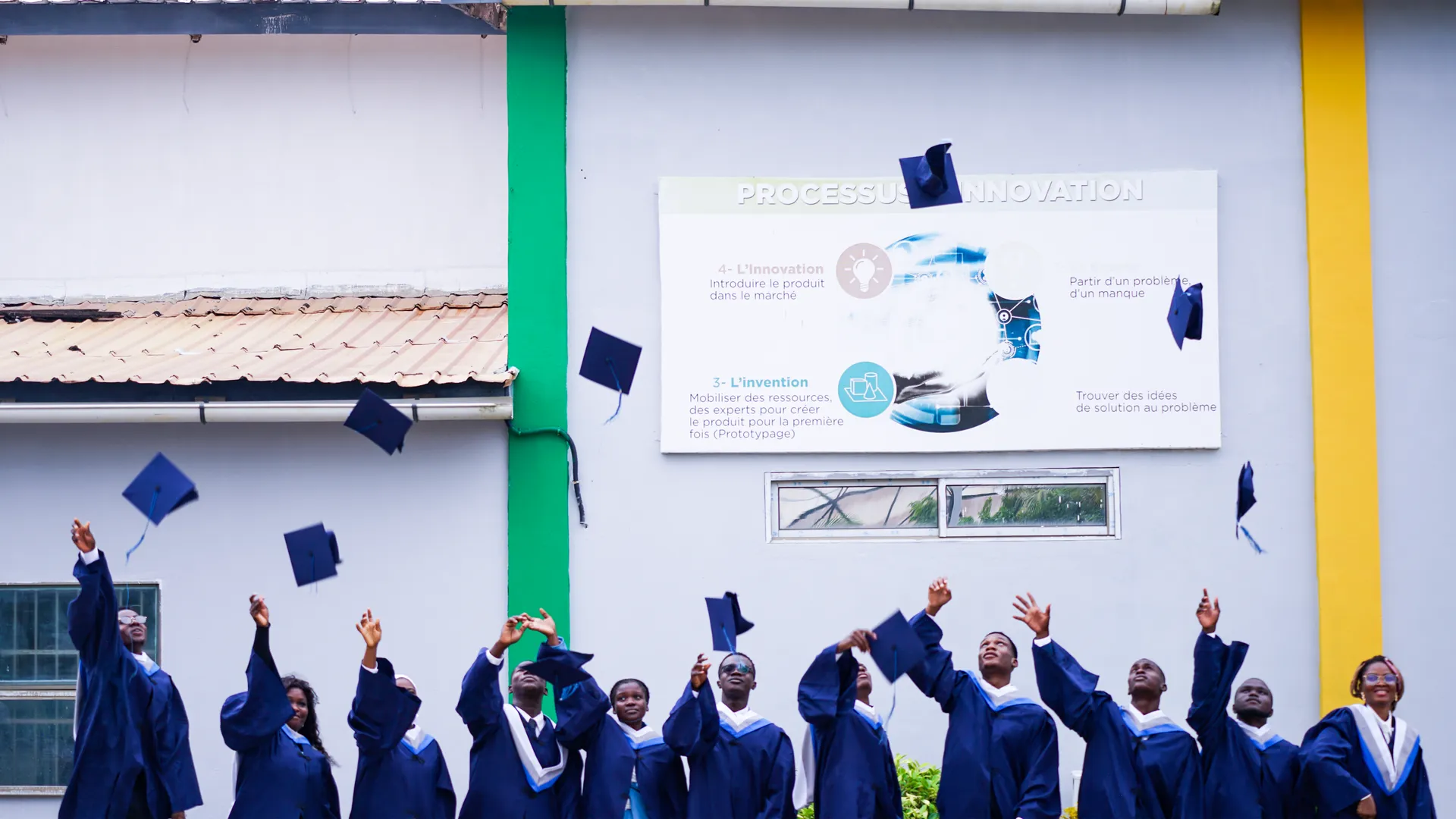 Diplômés de l'Institut CERCO lançant leur toque lors de la cérémonie de remise des diplômes
