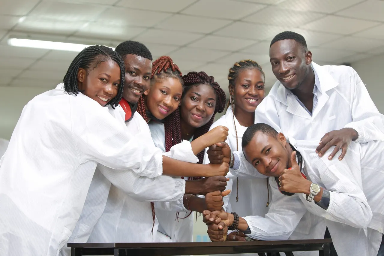 Étudiants CERCO en équipe au laboratoire