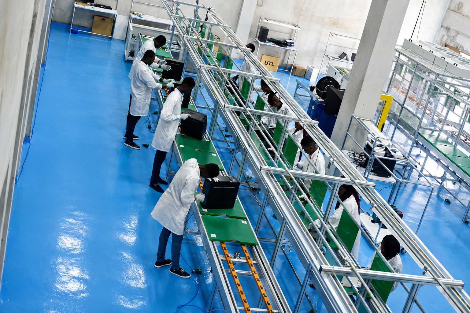 Étudiants sur la chaîne d'assemblage de l'usine-école CERCO